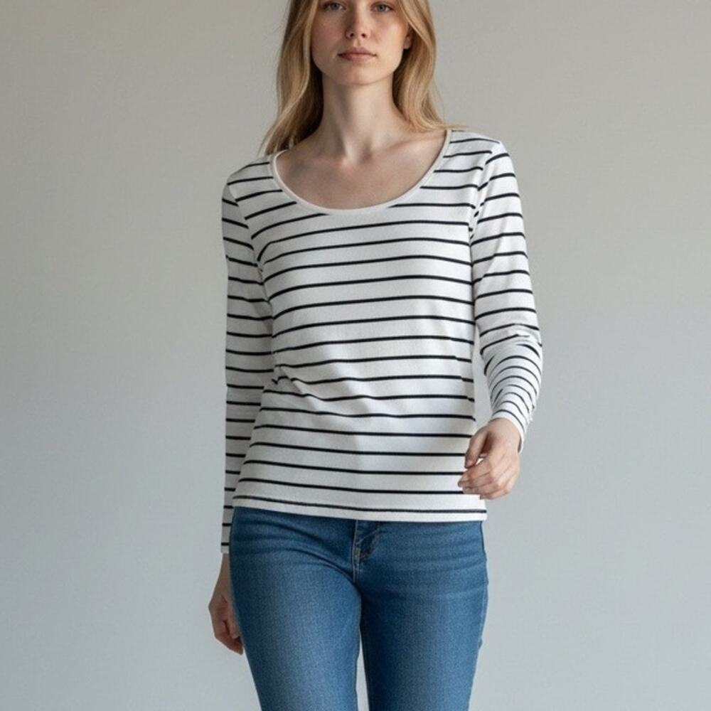 Divided black/white scoop neck casual long sleeve top Size 4